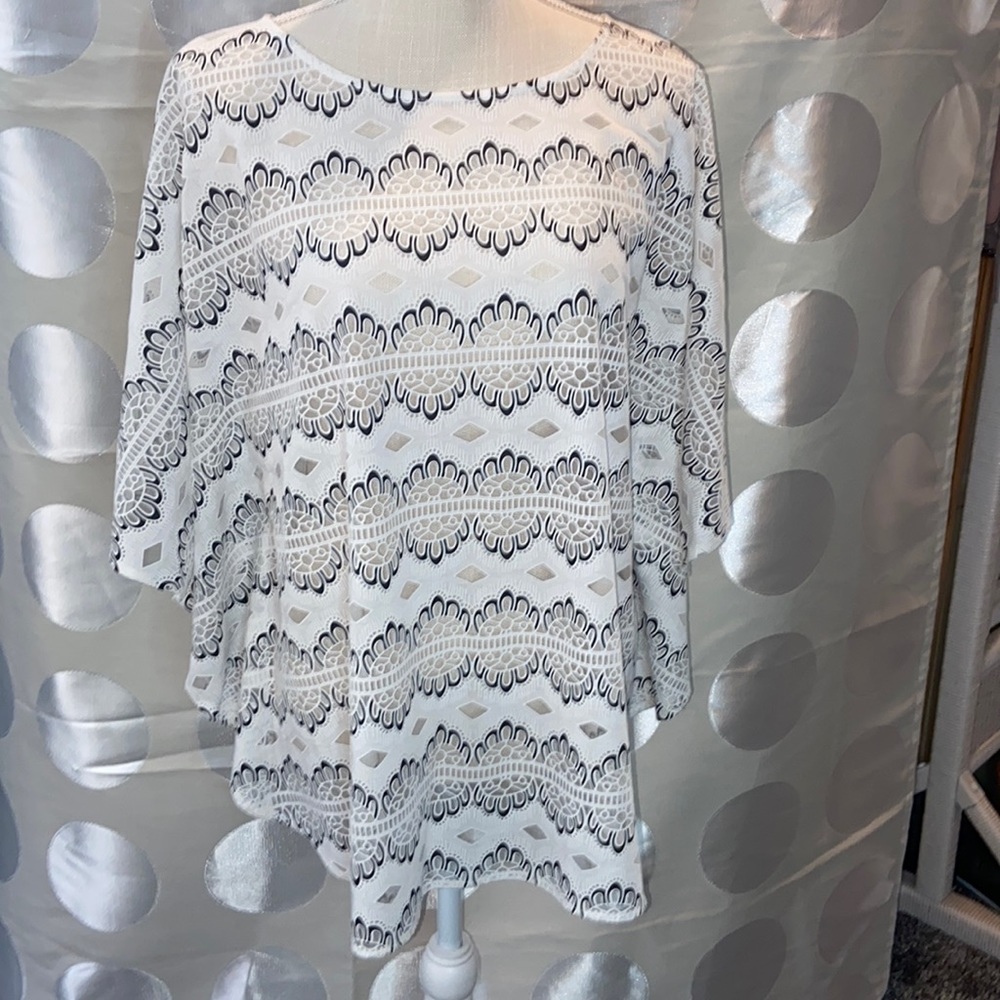 NWT Chico's Medallion Burnout Lace Chianti Crew poncho blouse Black & White